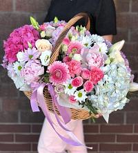 Композиция солнечный день в Должанской Цветочная композиция из Розы, Хризантемы, Пионы и Лизиантусы в корзине в Должанской
